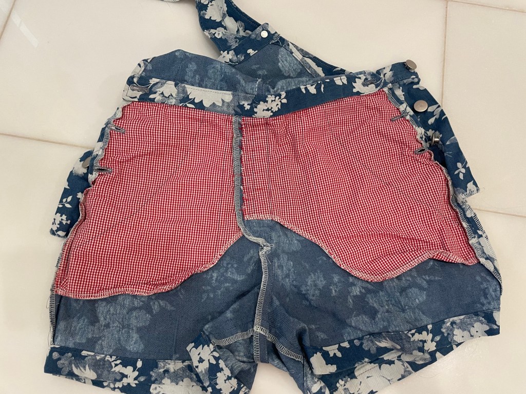 Shorts pants with pocket stay